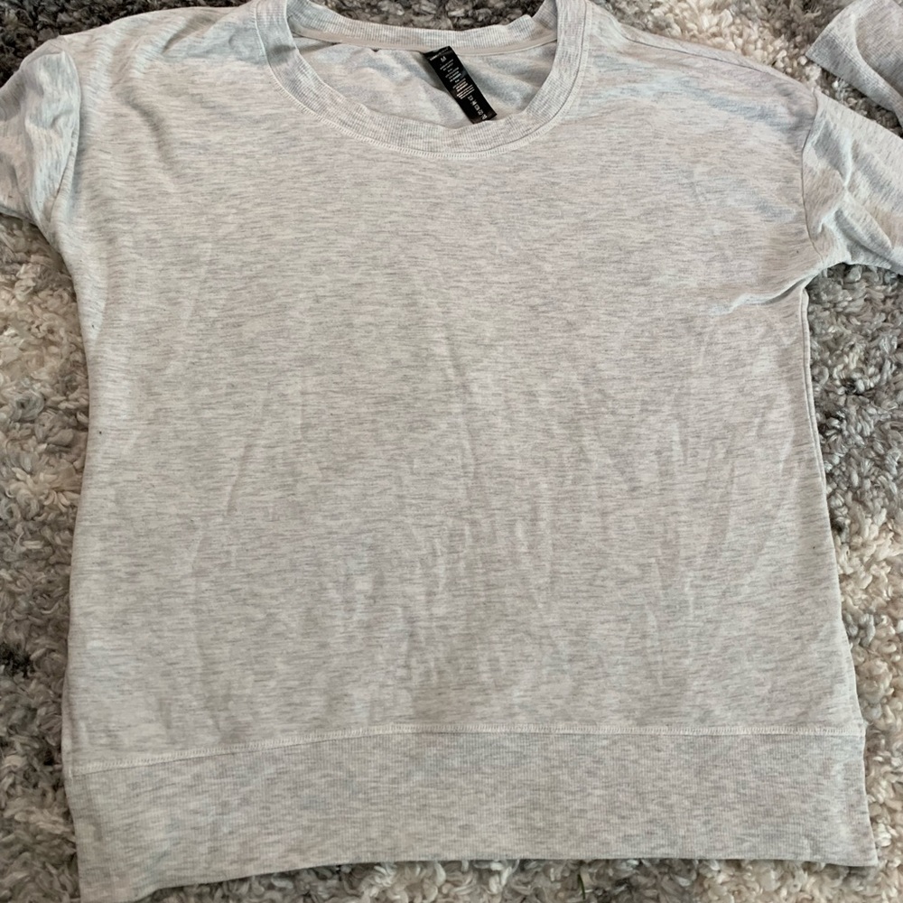 Yogalicious Split Hem Gray Pull Over Top Size Med… - image 3